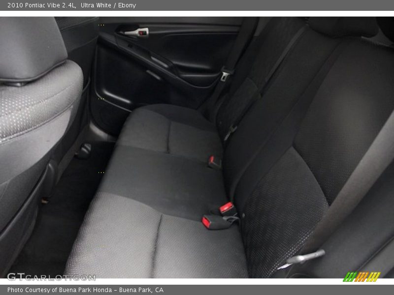 Ultra White / Ebony 2010 Pontiac Vibe 2.4L
