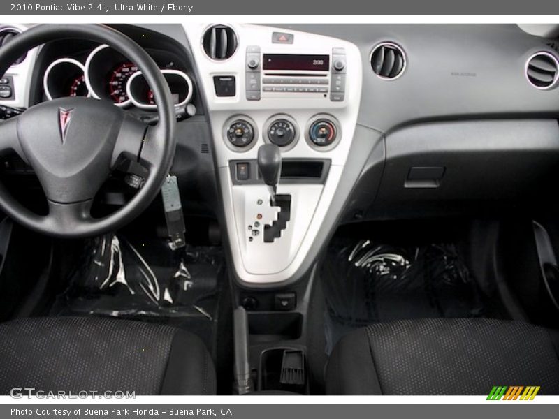 Ultra White / Ebony 2010 Pontiac Vibe 2.4L