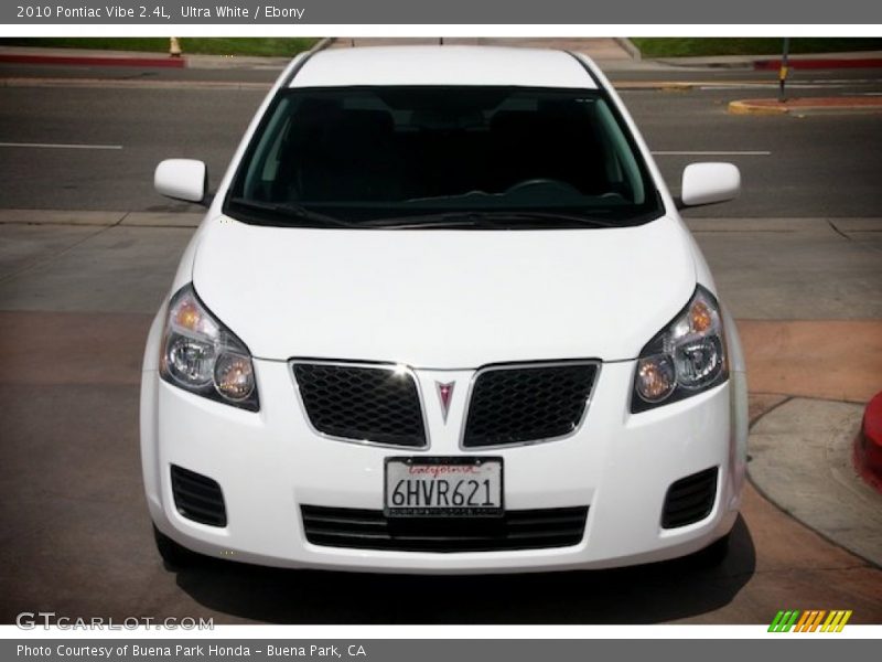 Ultra White / Ebony 2010 Pontiac Vibe 2.4L