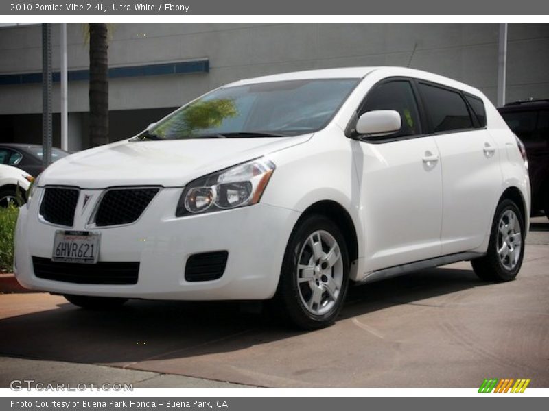 Ultra White / Ebony 2010 Pontiac Vibe 2.4L