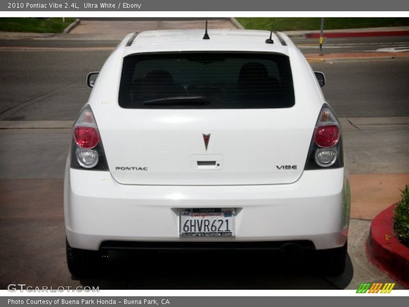 Ultra White / Ebony 2010 Pontiac Vibe 2.4L