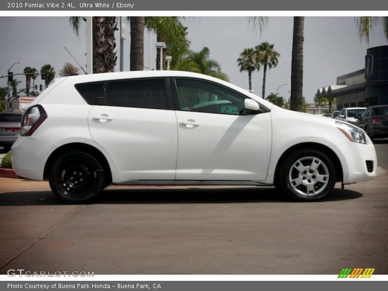 Ultra White / Ebony 2010 Pontiac Vibe 2.4L