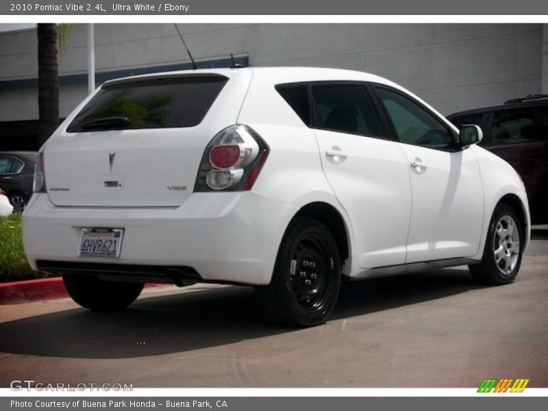 Ultra White / Ebony 2010 Pontiac Vibe 2.4L