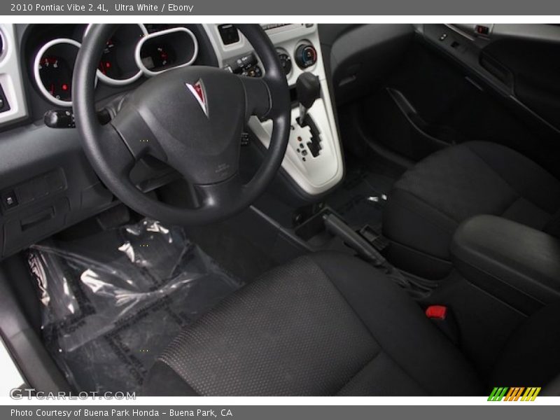 Ultra White / Ebony 2010 Pontiac Vibe 2.4L