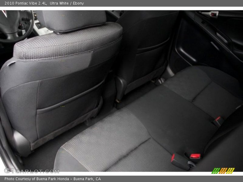 Ultra White / Ebony 2010 Pontiac Vibe 2.4L