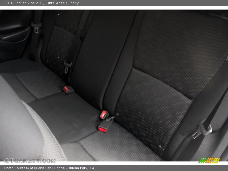 Ultra White / Ebony 2010 Pontiac Vibe 2.4L