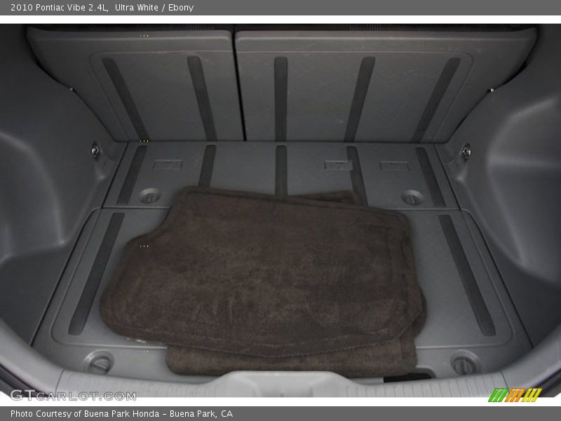 Ultra White / Ebony 2010 Pontiac Vibe 2.4L