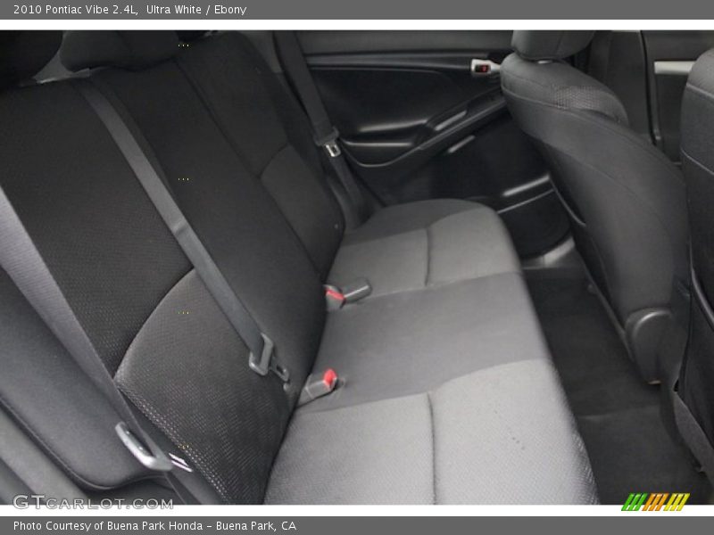 Ultra White / Ebony 2010 Pontiac Vibe 2.4L