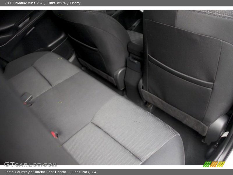 Ultra White / Ebony 2010 Pontiac Vibe 2.4L