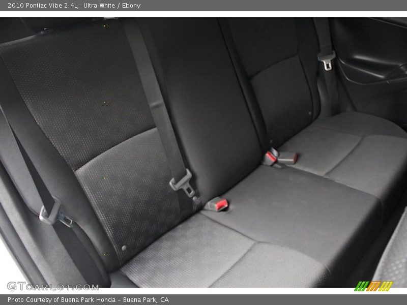 Ultra White / Ebony 2010 Pontiac Vibe 2.4L
