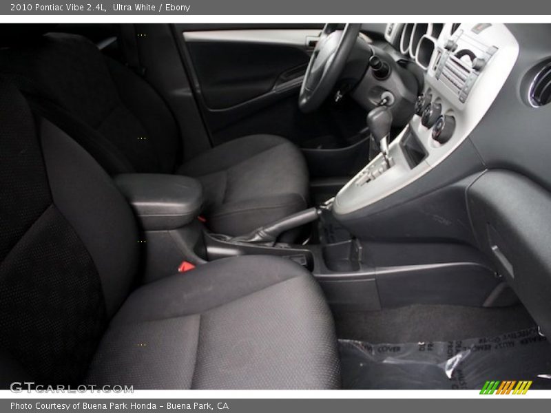 Ultra White / Ebony 2010 Pontiac Vibe 2.4L