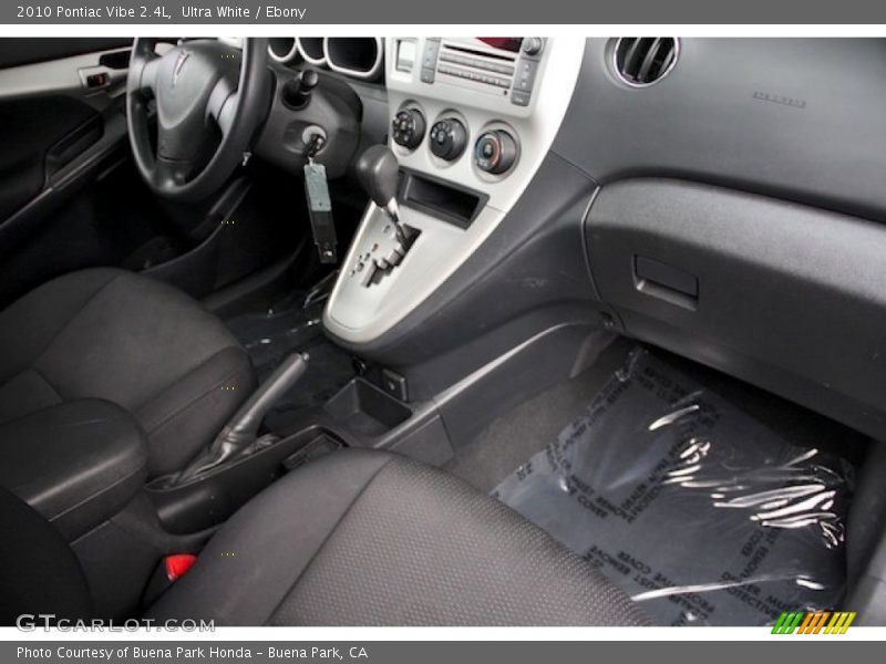Ultra White / Ebony 2010 Pontiac Vibe 2.4L