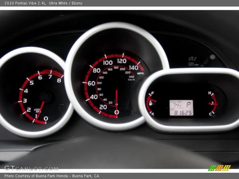 Ultra White / Ebony 2010 Pontiac Vibe 2.4L