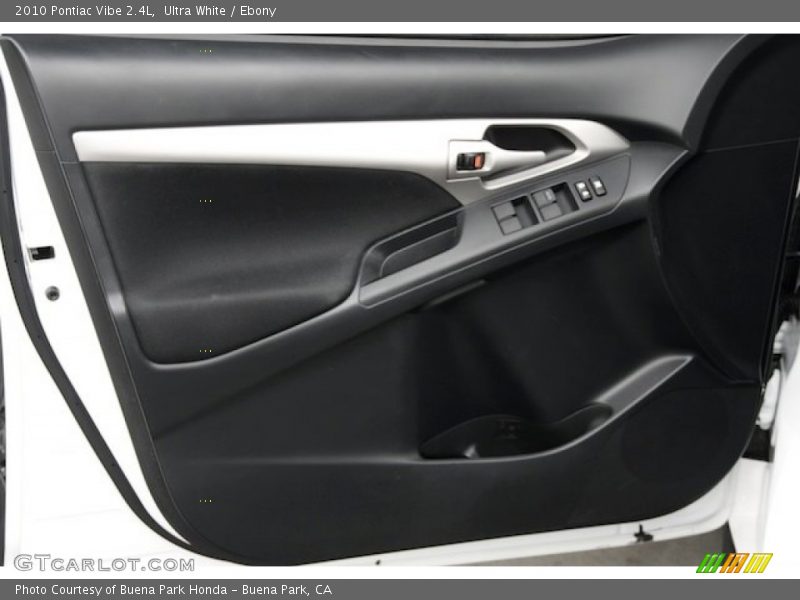 Ultra White / Ebony 2010 Pontiac Vibe 2.4L