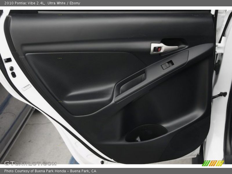 Ultra White / Ebony 2010 Pontiac Vibe 2.4L