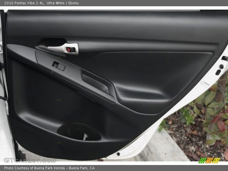 Ultra White / Ebony 2010 Pontiac Vibe 2.4L