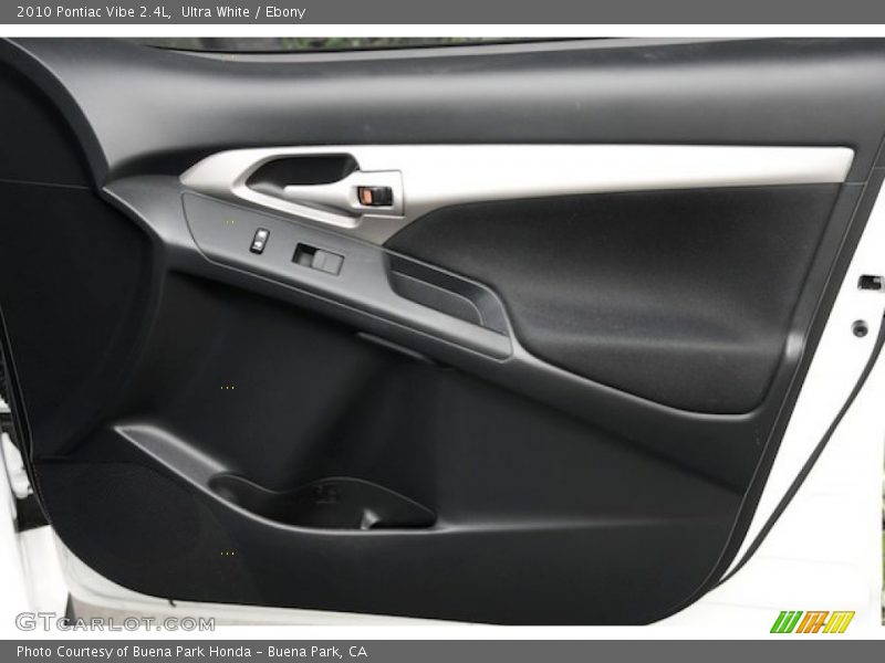 Ultra White / Ebony 2010 Pontiac Vibe 2.4L