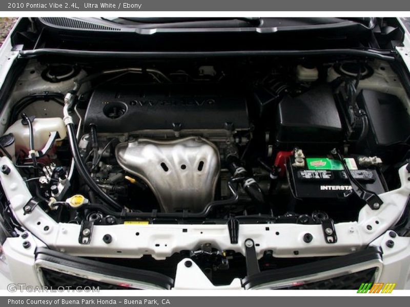 Ultra White / Ebony 2010 Pontiac Vibe 2.4L