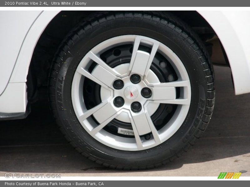 Ultra White / Ebony 2010 Pontiac Vibe 2.4L