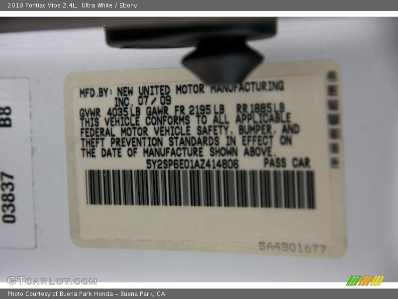 Ultra White / Ebony 2010 Pontiac Vibe 2.4L