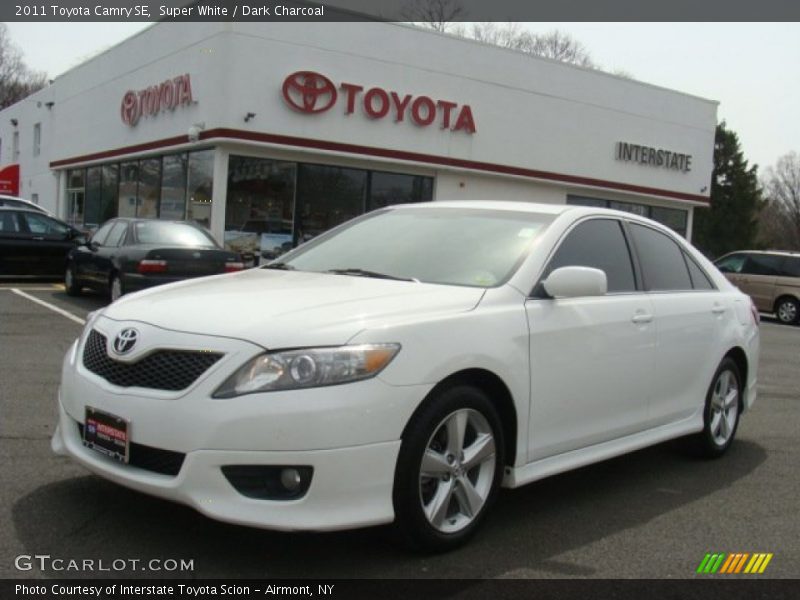 Super White / Dark Charcoal 2011 Toyota Camry SE