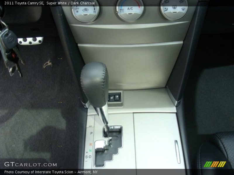 Super White / Dark Charcoal 2011 Toyota Camry SE