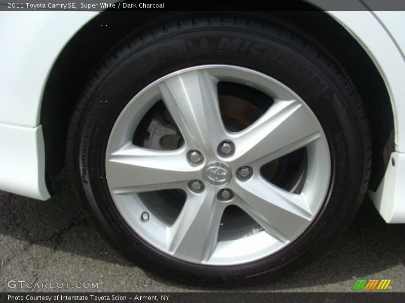 Super White / Dark Charcoal 2011 Toyota Camry SE