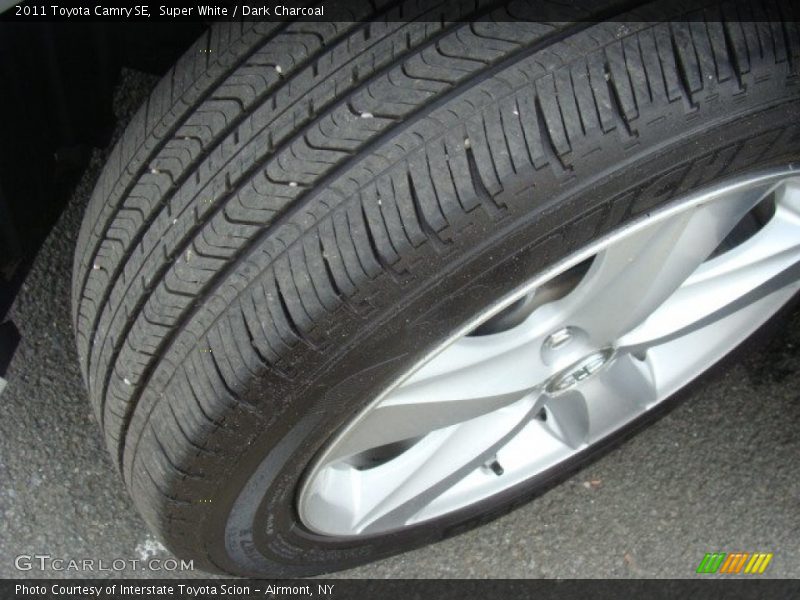 Super White / Dark Charcoal 2011 Toyota Camry SE