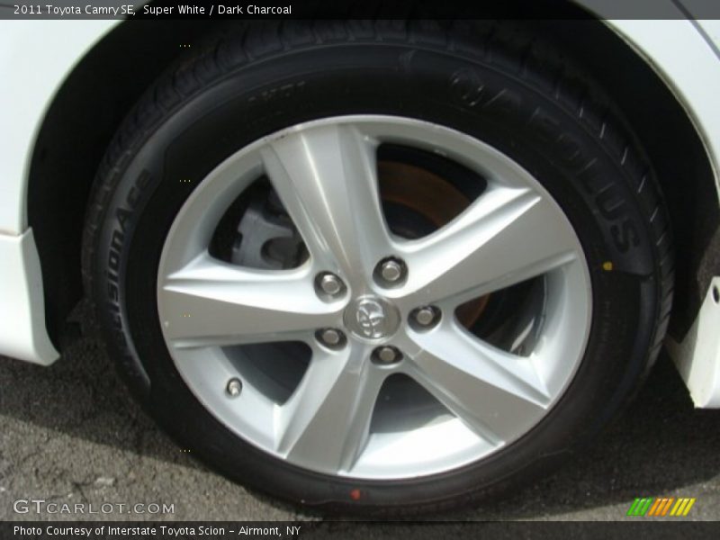 Super White / Dark Charcoal 2011 Toyota Camry SE