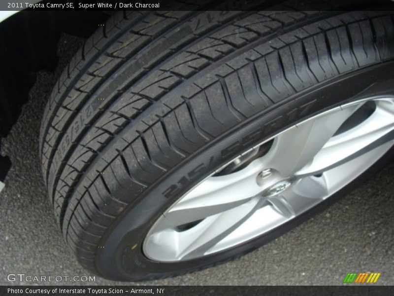 Super White / Dark Charcoal 2011 Toyota Camry SE