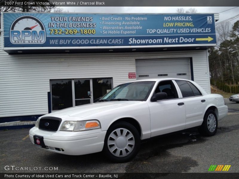 Vibrant White / Charcoal Black 2007 Ford Crown Victoria