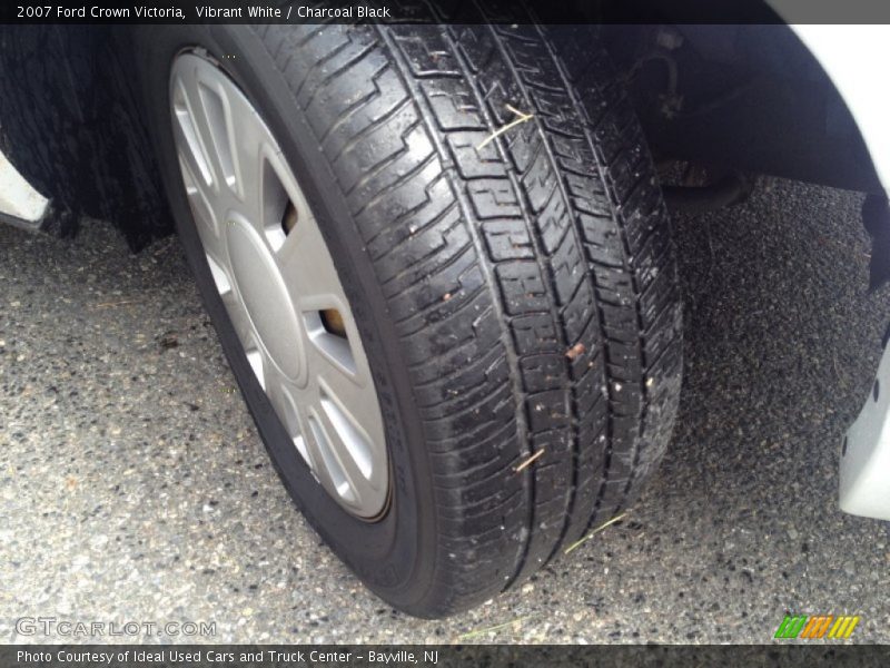 Vibrant White / Charcoal Black 2007 Ford Crown Victoria