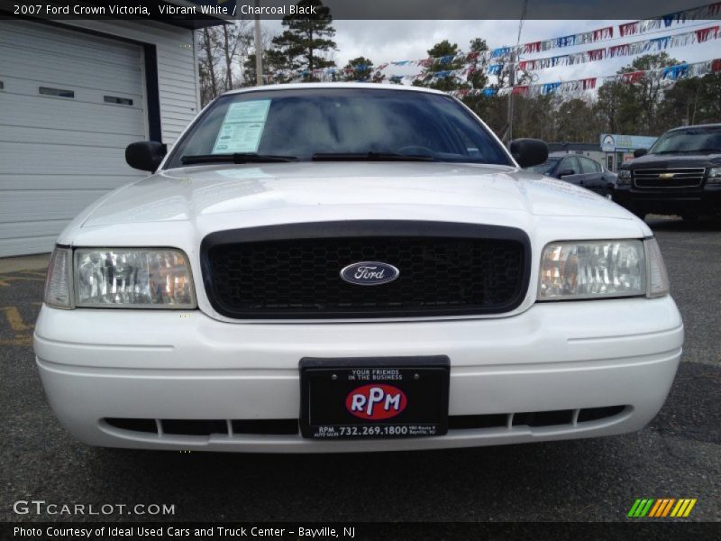 Vibrant White / Charcoal Black 2007 Ford Crown Victoria