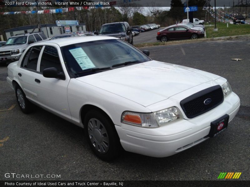 Vibrant White / Charcoal Black 2007 Ford Crown Victoria