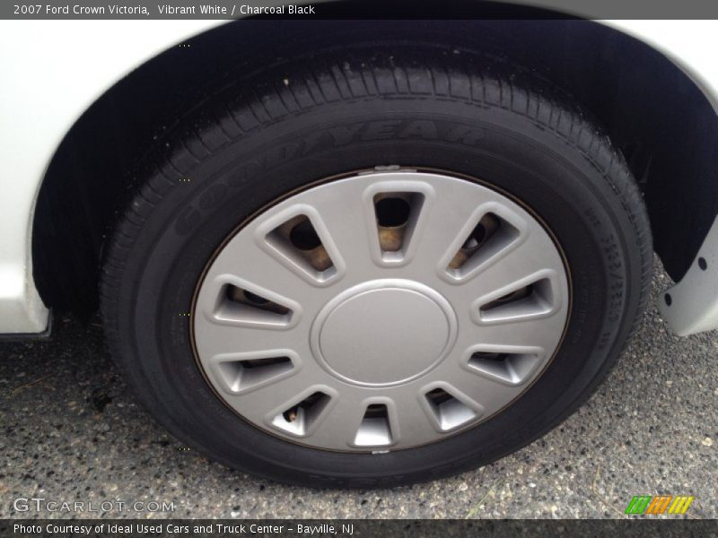 Vibrant White / Charcoal Black 2007 Ford Crown Victoria
