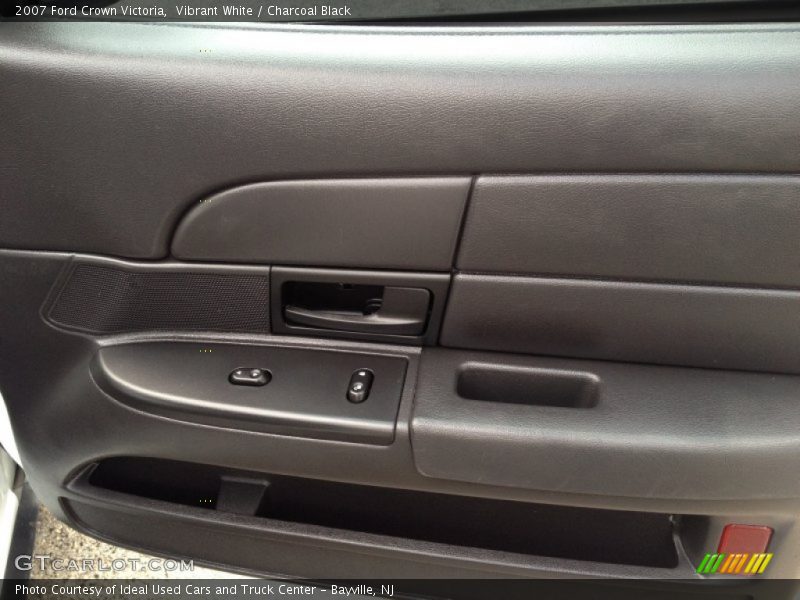 Vibrant White / Charcoal Black 2007 Ford Crown Victoria
