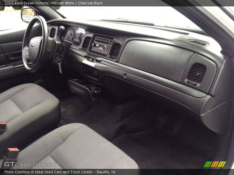 Vibrant White / Charcoal Black 2007 Ford Crown Victoria