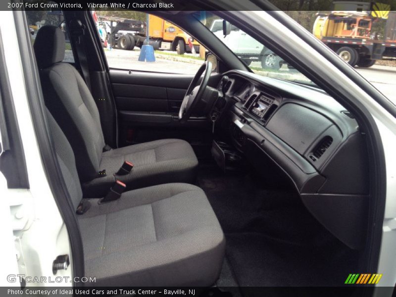 Vibrant White / Charcoal Black 2007 Ford Crown Victoria