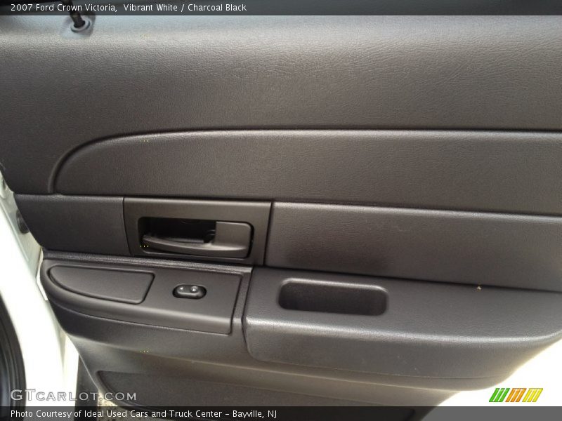 Vibrant White / Charcoal Black 2007 Ford Crown Victoria
