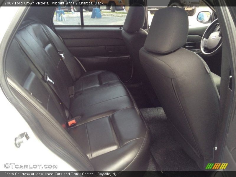 Vibrant White / Charcoal Black 2007 Ford Crown Victoria