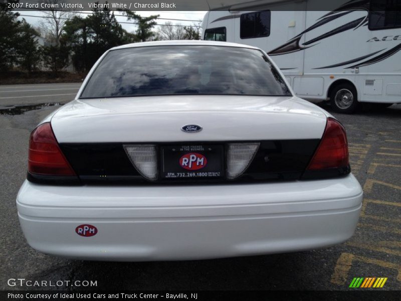 Vibrant White / Charcoal Black 2007 Ford Crown Victoria