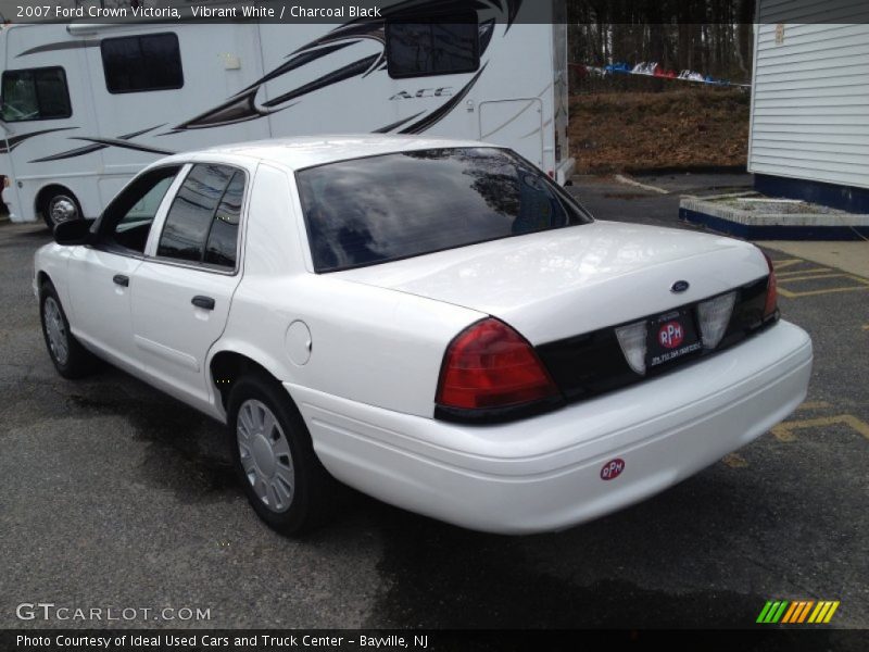 Vibrant White / Charcoal Black 2007 Ford Crown Victoria