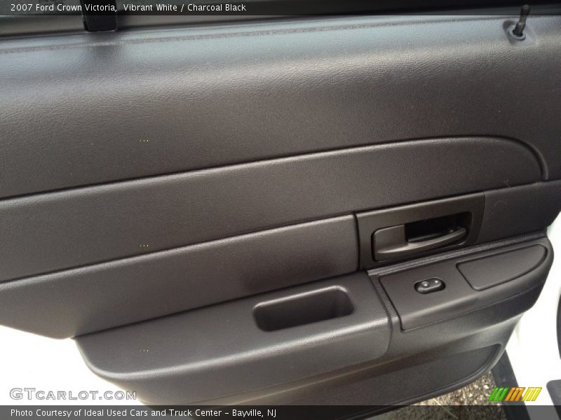 Vibrant White / Charcoal Black 2007 Ford Crown Victoria