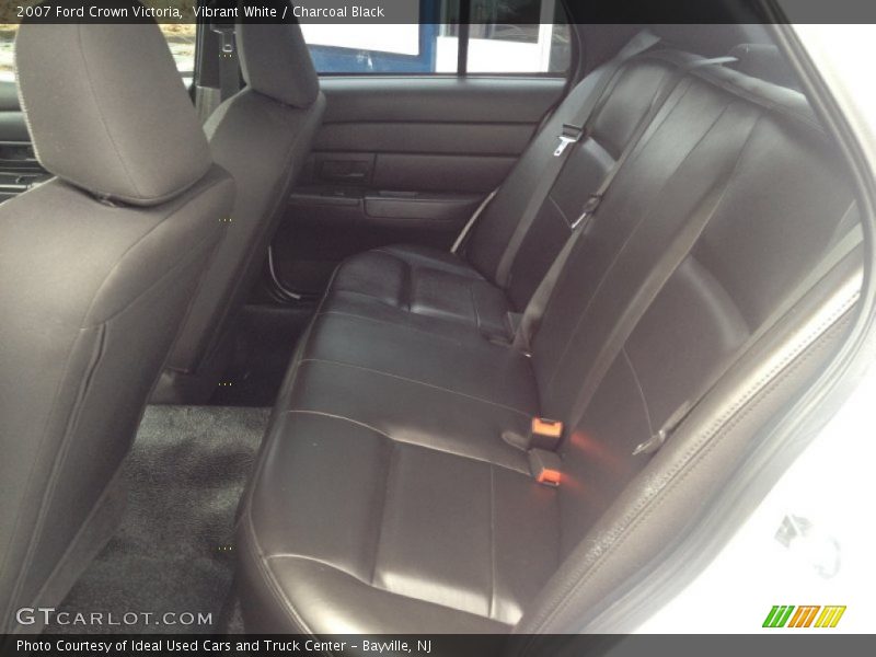 Vibrant White / Charcoal Black 2007 Ford Crown Victoria