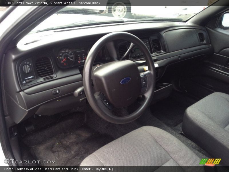 Vibrant White / Charcoal Black 2007 Ford Crown Victoria