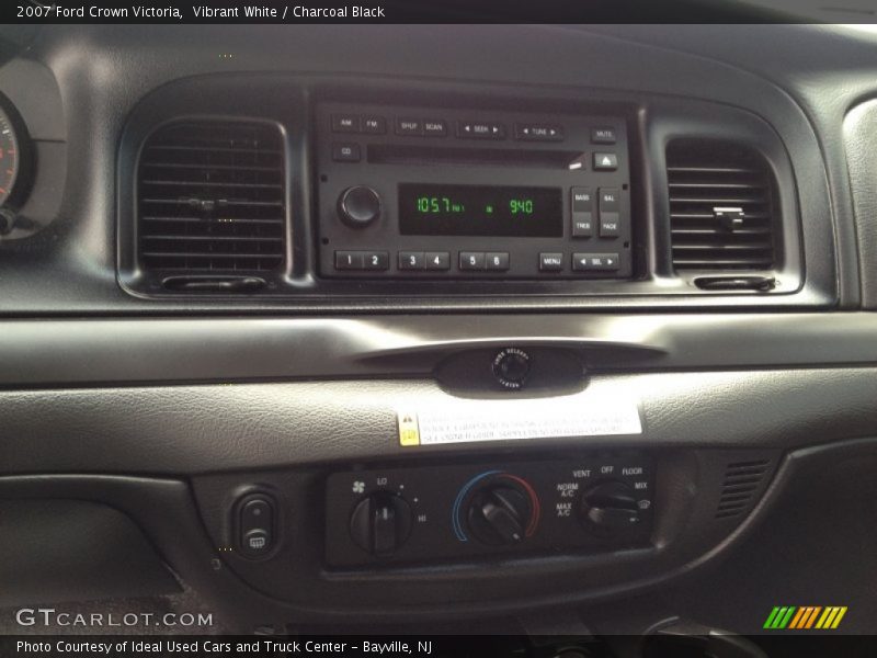 Vibrant White / Charcoal Black 2007 Ford Crown Victoria