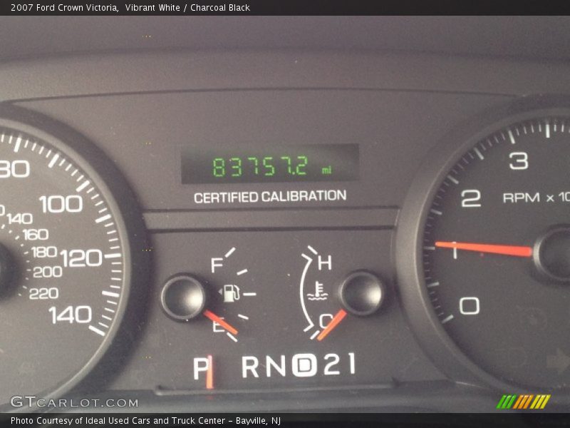 Vibrant White / Charcoal Black 2007 Ford Crown Victoria