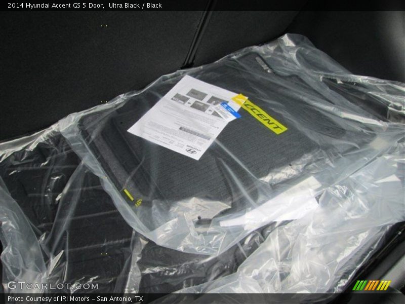 Ultra Black / Black 2014 Hyundai Accent GS 5 Door