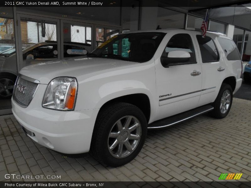 Front 3/4 View of 2011 Yukon Denali AWD
