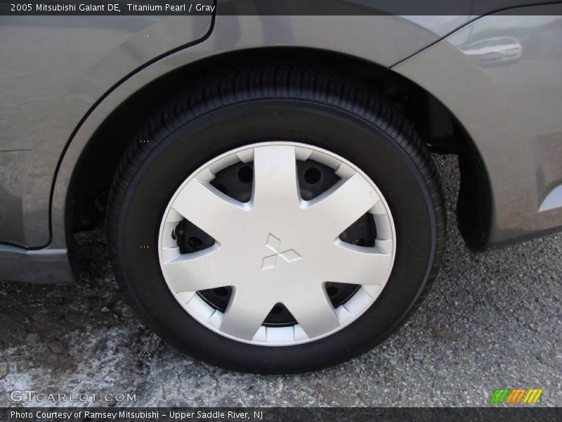 Titanium Pearl / Gray 2005 Mitsubishi Galant DE